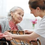 Enfermera cuidando a mujer anciana