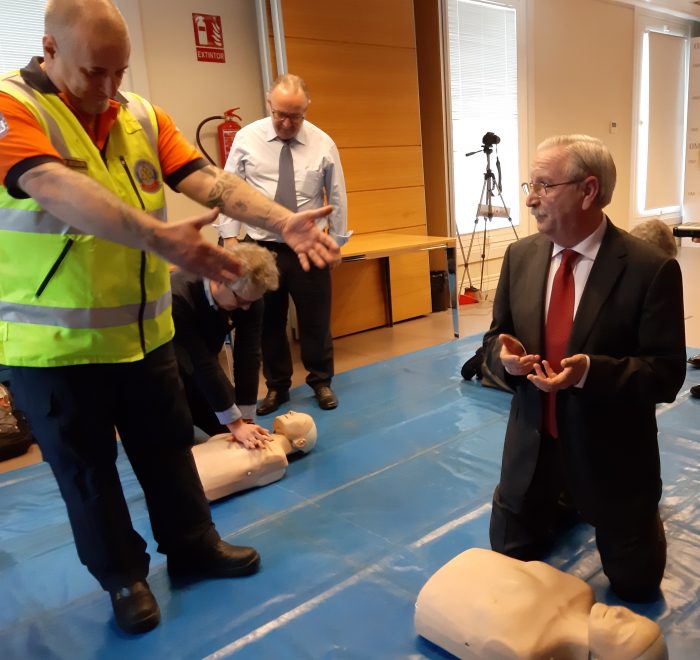 Serafín Romero, durante una maniobra de resucitación.