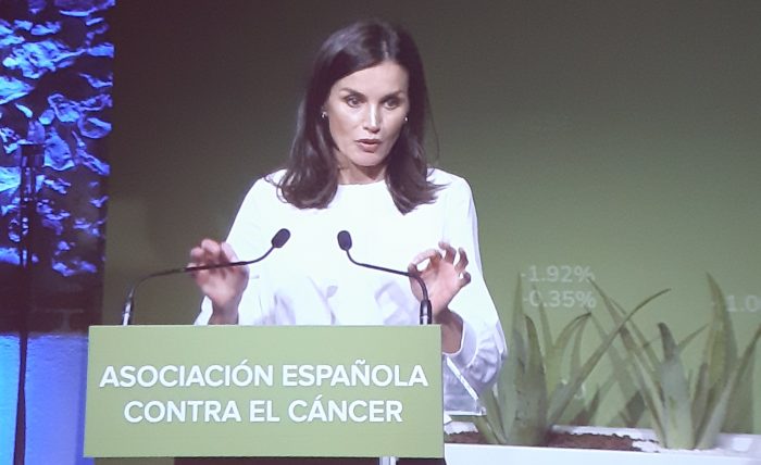 La Reina Letizia mencionó la necesidad de promover la prevención primaria frente al cáncer.