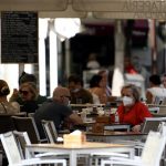 Terraza de un bar, donde se producen nuevos casos de COVID-19