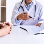 Médico en consulta con paciente de Oncología