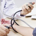 Médico midiendo el riesgo cardiovascular en un paciente