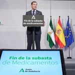 Juanma Moreno, presidente de la Junta de Andalucía, anuncia que elimina las subastas de medicamentos