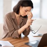 Mujer teletrabajando con vista cansada