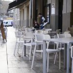 Desescalada a diferentes velocidades. Foto de una terraza casi vacía