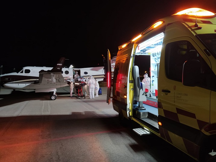 Avión y ambulancia para el transporte de pacientes críticos.