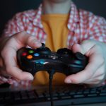 Aumentan los casos de trombosis entre los jóvenes por el exceso de tv y videojuegos