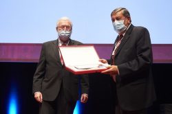 El doctor Moreno recibiendo su premio