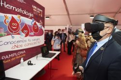 El consejero navarro de Universidady Tecnología en la inauguración de la carpa