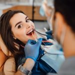 Mujeres cuidan su salud dental durante el embarazo