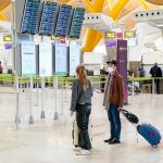 El uso de mascarilla seguirá siendo obligatorio en los aviones, pero no en los aeropuertos