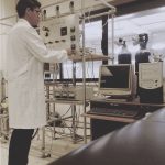 Investigadores revisan sus estudios en el laboratorio