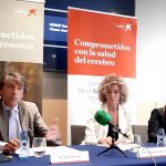 El médico necesita “prevención primaria selectiva en Salud Mental”. Foto de los participantes en el encuentro: Celso Arango, Susana Gómez-Lus y Verónica Olmo.