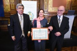 Carmen Pérez, junto al presidente de la Real Academia de Medicina del País Vasco y otro miembro de la Institución