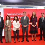 José Miñones inaugura la sede de Moderna en España. Foto de familia.