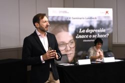 El doctor Montes habló sobre los factores biológicos, psicoógicos y sociales de la depresión en el Seminario Lundbeck