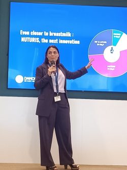 Rocío Marín ofreciendo datos sobre Danone Nutricia en el centro de Utrecht