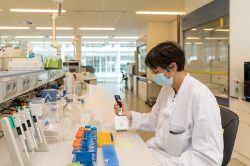 Una investigadora en el laboratorio del Centro de Danone Nutricia en Utrecht