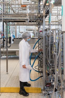 Un especialista en la planta piloto de Danone Nutricia en Utrecht