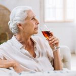 Alcohol representa riesgos de enfermedades cardiovasculares para mujeres en etapa de la menopausia