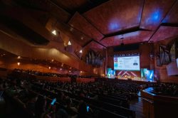 El auditorium se llenó para la ponencia de salud digital en la farmacia hospitalaria