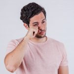 cuidado ocular trabajo, salud visual, hombre-triste