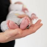 Los bebés prematuros requieren de atención médica integral para enfrentar diversos problemas de salud durante su desarrollo.