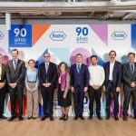 Roche España celebra “90 años dando forma a la innovación”. Foto de grupo.