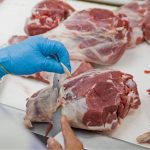 Consumo de carne procesada se asocia con cáncer colorrectal