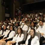 Del total de médicos y médicas que egresaron, un total de 322 fueron mexicanas y mexicanos y 64 de otros países.
