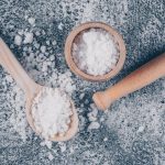 Especialistas recomiendan que el consumo de sodio en los adultos se reduzca a menos de cinco gramos de sal al día.