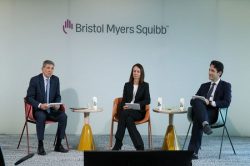 Los especialistas en la presentación del nuevo medicamento de BMS para la psoriasis